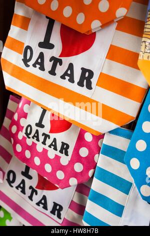 Katar, Doha, Souq Waqif saniert Bazar, Souvenir ich liebe Katar Taschen Stockfoto