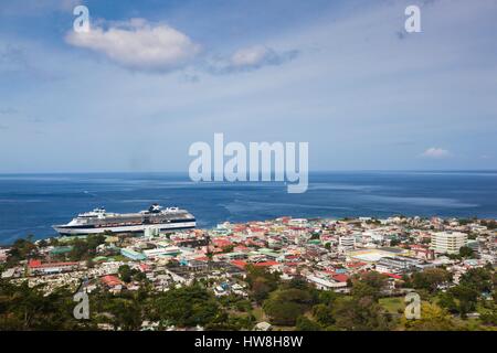 Roseau, Dominica erhöhten Blick auf die Stadt mit Kreuzfahrtschiff Stockfoto