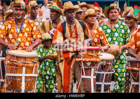 Frankreich, Guadeloupe, Basse Terre, Musiker aus Ka Samblé Gruppe von Capesterre Belle Eau, spielen traditionelle gwoka Drum während der Parade der Fastnacht in Basse Terre Stockfoto