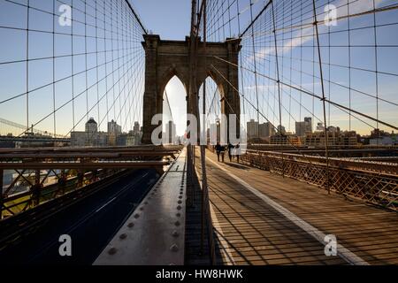 USA, New York, Manhattan, der 1883 Build Brooklynbridge verbindet NY Stadtteile Brooklyn und Manhattan erstreckt sich über den East River Stockfoto