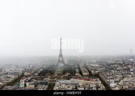 Frankreich, Paris, Weltkulturerbe der UNESCO, Formular anzeigen der Montparnasse-Turm als die stürmische Weatherfront auf dem Eiffelturm, im geschlossen wird Bereich Stockfoto