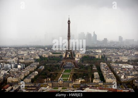 Frankreich, Paris, Bereich Weltkulturerbe von der UNESCO zum Anzeigen der Montparnasse-Turm als die stürmische Weatherfront auf dem Eiffelturm, in geschlossen wird form Stockfoto