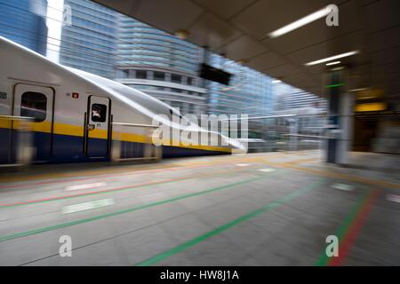 Japon, Ile de Honshu, Tokio, Gare Centrale, Quai de la Gare Centrale de Tokio, Shinkansen ankommen à la Gare Centrale de Tokyo/Japan, Insel Honshu, Tokio, Shinkansen am zentralen Bahnhof von Tokio ankommt Stockfoto