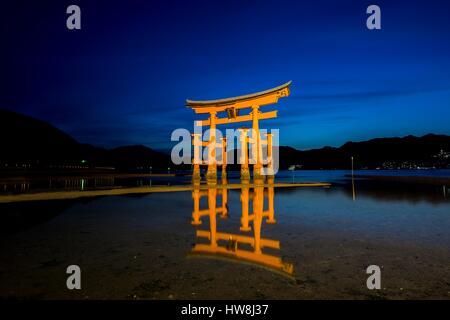 Japan, Insel Honshu, Präfektur Hiroshima, Insel Miyajima, Sonnenuntergang über das Torii-Tor in Miyajima Bucht, Stockfoto