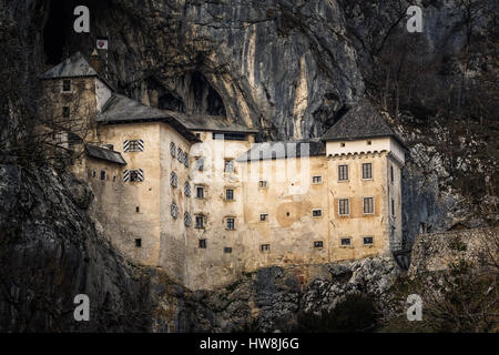 Burg Predjama ist ein Renaissance-Schloss, gebaut in einem Höhleneingang in Süd-Zentral-Slowenien, in der historischen Region Inner Krain Stockfoto