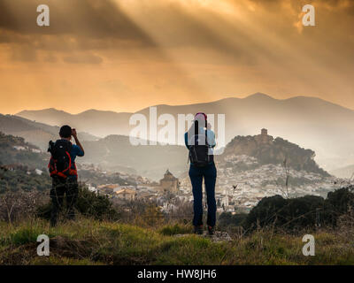 Wandern. Panoramablick auf den Sonnenuntergang, Provinz Montefrio Granada, Andalusien Süd Spain.Europe Stockfoto