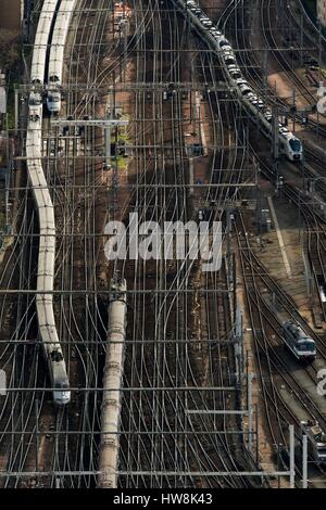 Frankreich, Paris, Montparnasse, Luftaufnahme des Montparnasse railway Tracks, mit lokalen Zügen und Französischen Hochgeschwindigkeitszügen TGV aus Paris. Stockfoto