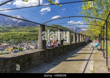 Frankreich, Savoyen, Albertville, Blick auf das Massif des Bauges, das Schloss und die Arly seit den Park der Petite Roche von der mittelalterlichen Stadt von Conflans Stockfoto