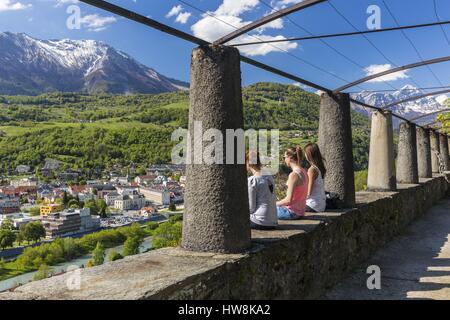 Frankreich, Savoyen, Albertville, Blick auf das Massif des Bauges und die Arly seit den Park der Petite Roche von der mittelalterlichen Stadt von Conflans Stockfoto