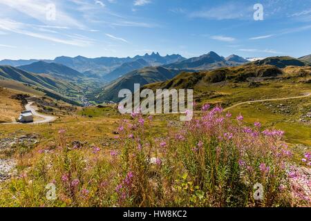 Frankreich, Savoyen, Maurienne-Tal, die Nadeln von Arves Aussicht auf den Hals des Croix de Fer Stockfoto