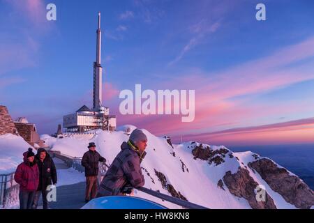 Frankreich, Hautes Pyrenees, Bagneres de Bigorre, La Mongie, Pic du Midi de Bigorre (2877 m), Touristen bewundern Sie den Sonnenaufgang von der Terrasse der Informationsstelle Stockfoto