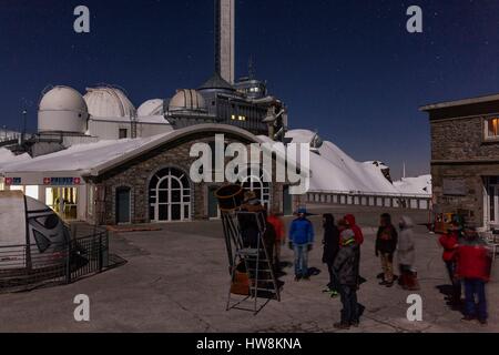 Frankreich, Hautes-Pyrenäen, Bagneres de Bigorre, La Mongie, Pic du Midi de Bigorre (2877m), Touristen beobachten Sie die Sterne auf der Terrasse des Observatoriums Stockfoto