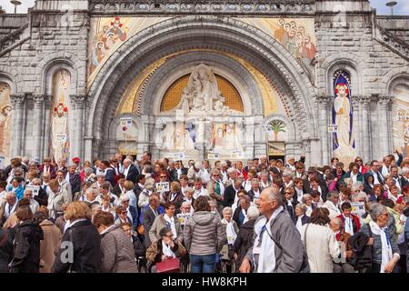 Frankreich, Hautes-Pyrenäen, Lourdes, Heiligtum der Muttergottes von Lourdes, Gruppenfoto vor der Rosenkranzbasilika Stockfoto