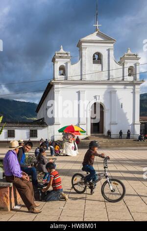 Guatemala, Quiche Abteilung Nebaj, Ixil Maya-Dorf, eingebettet in die Sierra de Los Cuchumatanes, der Kirche und dem zentralen Platz Stockfoto