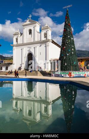 Guatemala, Quiche Abteilung Nebaj, Ixil Maya-Dorf, eingebettet in die Sierra de Los Cuchumatanes, der Kirche und dem zentralen Platz Stockfoto