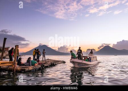 Guatemala, Solola Department, Panajachel am nordöstlichen Ufer des Lago Atitlan, die Anlegestelle und Toliman, Atitlán und San Pedro Vulkane im Hintergrund Stockfoto