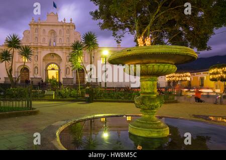 Guatemala, Sacatepequez Abteilung, Antigua Guatemala, als Weltkulturerbe von der UNESCO, der Brunnen des Parque Central und San Jose Dom, Erdbeben Opfer im Laufe der Geschichte Stockfoto