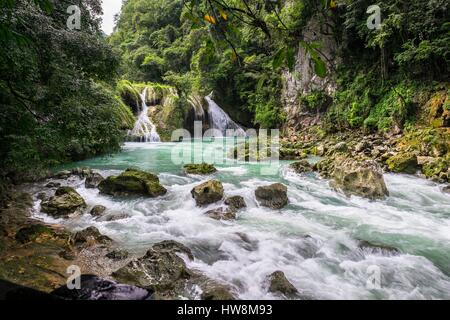 Guatemala, Alta Verapaz Abteilung, lanquin, der natürliche Standort von Semuc Champey, Cahabon Fluss bildet zusammen 300 Meter Wasserfälle und natürliche türkise Wasser Pools Stockfoto