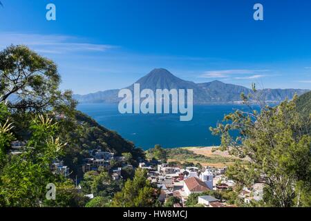 Guatemala, Solola Abteilung, Solola (Alt: 2000 m) mit Blick auf Lake Atitlan, Aussichtspunkt und San Jorge Village, San Pedro-Vulkan im Hintergrund Stockfoto