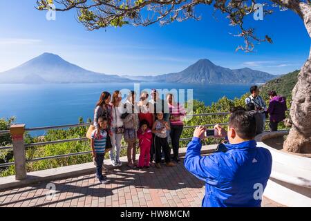 Guatemala, Solola Abteilung, Solola (Alt: 2000 m) mit Blick auf Lake Atitlan, Sicht auf den See und den Vulkanen Toliman, Atitlán und San Pedro Stockfoto