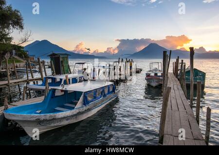 Guatemala, Solola Department, Panajachel am nordöstlichen Ufer des Lago Atitlan, die Anlegestelle und Toliman, Atitlán und San Pedro Vulkane im Hintergrund Stockfoto