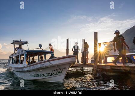 Guatemala, Solola Department, Santa Cruz la Laguna, am Ufer des Atitlan See von einer maya Kaqchikel Gemeinschaft besiedelt, nur zu Fuß oder mit dem Boot zu erreichen, die Anlegestelle und San Pedro Vulkan im Hintergrund Stockfoto