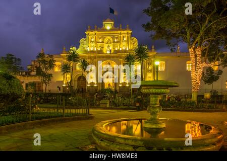 Guatemala, Sacatepequez Abteilung, Antigua Guatemala, als Weltkulturerbe von der UNESCO, der Brunnen des Parque Central und San Jose Dom, Erdbeben Opfer im Laufe der Geschichte Stockfoto