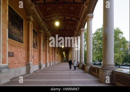 Deutschland, Baden-Württemberg, Schwarzwald (Schwarzwald), Baden Baden, Kurgarten, die Trinkhalle (Pumpenhaus), der 90 m Länge Galerie beherbergt eine Serie von 14 Fresken, die die berühmtesten Legenden der Schwarzwald Stockfoto