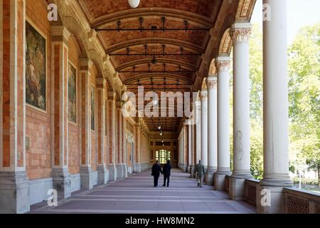 Deutschland, Baden-Württemberg, Schwarzwald (Schwarzwald), Baden Baden, Kurgarten, die Trinkhalle (Pumpenhaus), der 90 m Länge Galerie beherbergt eine Serie von 14 Fresken, die die berühmtesten Legenden der Schwarzwald Stockfoto