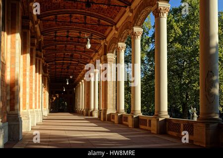 Deutschland, Baden-Württemberg, Schwarzwald (Schwarzwald), Baden Baden, Kurgarten, die Trinkhalle (Pumpenhaus), der 90 m Länge Galerie beherbergt eine Serie von 14 Fresken, die die berühmtesten Legenden der Schwarzwald Stockfoto