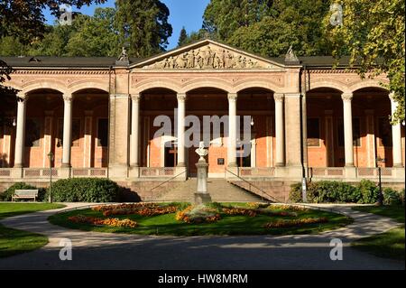 Deutschland, Baden-Württemberg, Schwarzwald (Schwarzwald), Baden Baden, Kurgarten, die Trinkhalle (Pumpenhaus), der 90 m Länge Galerie beherbergt eine Serie von 14 Fresken, die die berühmtesten Legenden der Schwarzwald Stockfoto