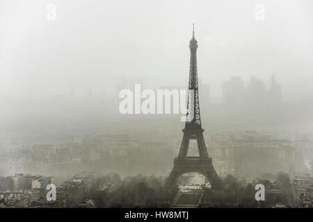 Frankreich, Paris, Bereich Weltkulturerbe von der UNESCO zum Anzeigen der Montparnasse-Turm als die stürmische Weatherfront auf dem Eiffelturm, in geschlossen wird form Stockfoto