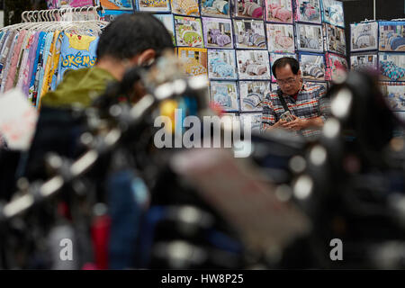 Street Market Trader in Tin Hau, Causeway Bay, Hong Kong. Stockfoto