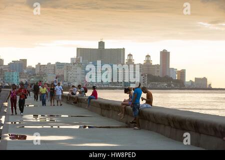 Kuba, Ciudad De La Habana Provinz, Havanna, Kubaner auf dem Malecon und Vedado District im Hintergrund Stockfoto