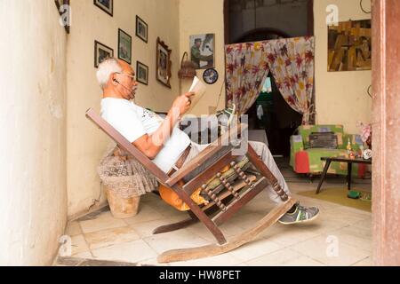 Kuba, Ciudad De La Habana Provinz, Havanna, Habana Vieja-Bezirk von der UNESCO als Weltkulturerbe gelistet Mann saß in einem Schaukelstuhl Stockfoto