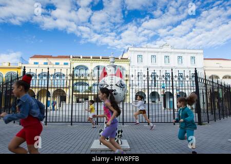 Kuba, Provinz Ciudad de la Habana, Havanna, Habana Vieja Bezirk als Weltkulturerbe von der UNESCO, Kunstausstellung Travesias de Xico von Mexikanischen Künstler Cristina Pineda und Ricardo Covalin. Xico ist ein charismatischer Hund bekannt als Xoloitzincuitle und ist das Symbol der Freundschaft und des kulturellen Austauschs zwischen Menschen. Lage Plaza Vieja (Alte Platz) Stockfoto