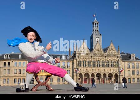 Frankreich, Aisne, Saint-Quentin, Platz des Rathauses, Statue des Malers Maurice Quentin De La Tour in 1704 geboren und starb im Jahre 1788, mit im Hintergrund das Rathaus von Saint-Quentin Stockfoto