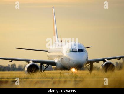 Frankreich, Val d ' Oise, Roissy En France, Charles-de-Gaulle-Flughafen, Spanien Airbus A319/320 Rollen am Flughafen Paris Charles-de-Gaulle, LFPG Stockfoto