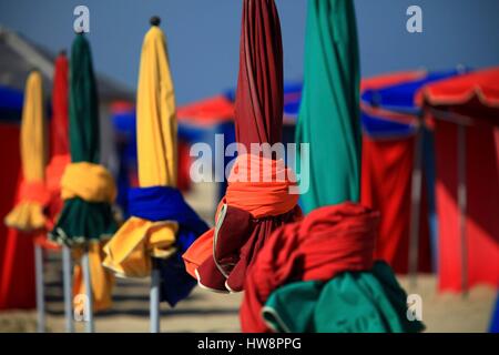 Frankreich, Calvados, Deauville, die bunten Regenschirme vom Strand entfernt Stockfoto