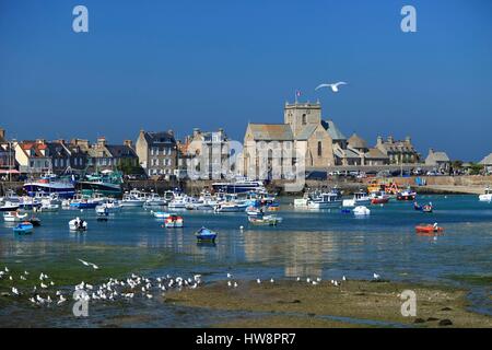 Frankreich, Manche, Barfleur, St Nicolas Church in den Hafen von Barfleur bei Ebbe Stockfoto