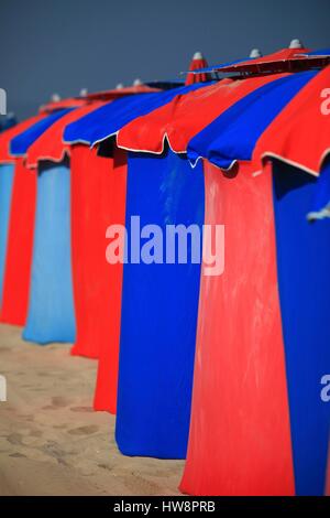 Frankreich, Calvados, Deauville, die bunten Regenschirme vom Strand entfernt Stockfoto