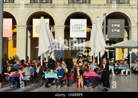 Portugal, Lissabon, Praça Comercio oder Commerce Square. Es ist auch bekannt als Terreiro Do Paco oder Schlossplatz nach dem königlichen Palast, die stand da und wurde durch das Erdbeben von 1755 zerstört Terrasse Stockfoto