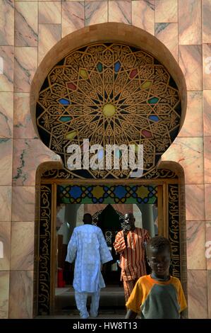 Senegal, Diourbel Region, Touba, Mouride Moschee (die größte Moschee in Westafrika, berühmt für die Magal, eine große jährliche Wallfahrt sammeln Mouride Muslime Stockfoto