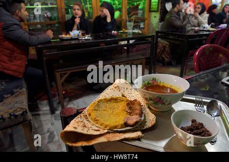 Iran, Provinz Isfahan, Isfahan, Chai Khaneh Azadegan Tea House und Restaurant, ist das Gericht Ab Ghousht genannt. Stockfoto