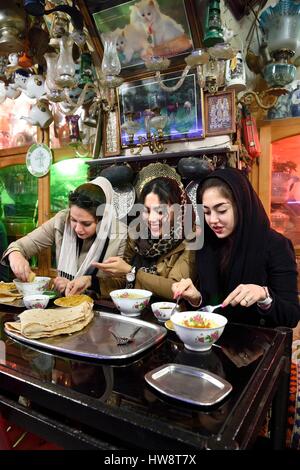 Iran, Provinz Isfahan, Isfahan, Chai Khaneh Azadegan Tea House und Restaurant, junge Iranerinnen Student in der Medizintechnik, dessen Name sind von links nach rechts, Pita, Nadia und Niloufar (kein Model-Release) Stockfoto