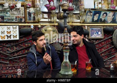 Iran, Provinz Isfahan, Isfahan, Chai Khaneh Azadegan Tea House und Restaurant, Mann Rauchen einer Wasserpfeife Stockfoto