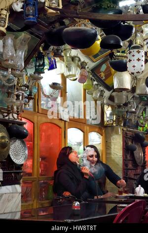 Iran, Provinz Isfahan, Isfahan, Chai Khaneh Azadegan Tea House und Restaurant, Frau Rauchen einer Wasserpfeife Stockfoto