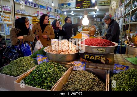 Iran, Provinz Isfahan, Isfahan, Bazar-e Bozorg (großer Basar), eine massive überdachten Basar die stammt fast 1300 Jahre stand der Gewürze und Trockengemüse Stockfoto