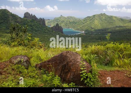 Frankreich, Französisch-Polynesien, Marquesas-Inseln Archipel, Aranui 5 Frachter und Passagier Kreuzfahrtschiff Anlaufhafen in Nuku Hiva Insel, Dorf Hatiheu, Überblick über die Bucht Stockfoto