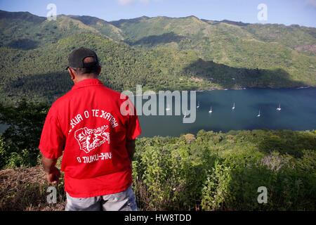 Frankreich, Französisch-Polynesien, Marquesas-Inseln Archipel, Aranui 5 Frachter und Passagier Kreuzfahrtschiff Anlaufhafen in Nuku Hiva Insel, Übersicht Taipi Vai Bay Stockfoto